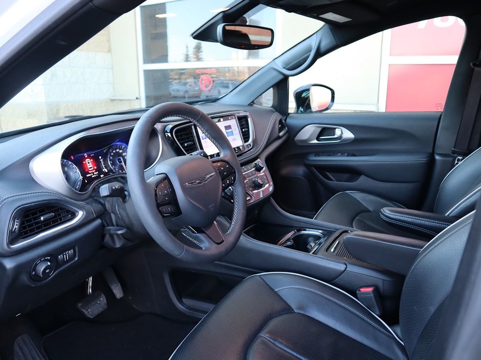 2023 Chrysler Pacifica LIMITED IN BRIGHT WHITE EQUIPPED WITH A 3.6L V6 , 9SPD AUTO , FWD , S APPEARANCE PCKG , THEATRE FAMILY GROUP , SAFETY SPHERE , 3-14