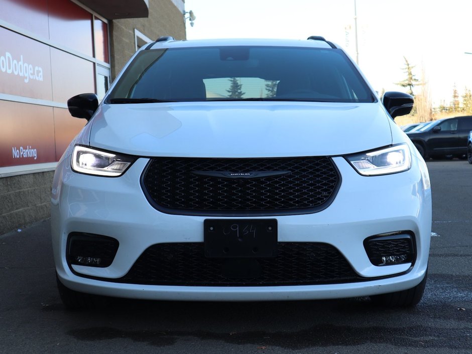 2023 Chrysler Pacifica LIMITED IN BRIGHT WHITE EQUIPPED WITH A 3.6L V6 , 9SPD AUTO , FWD , S APPEARANCE PCKG , THEATRE FAMILY GROUP , SAFETY SPHERE , 3-1