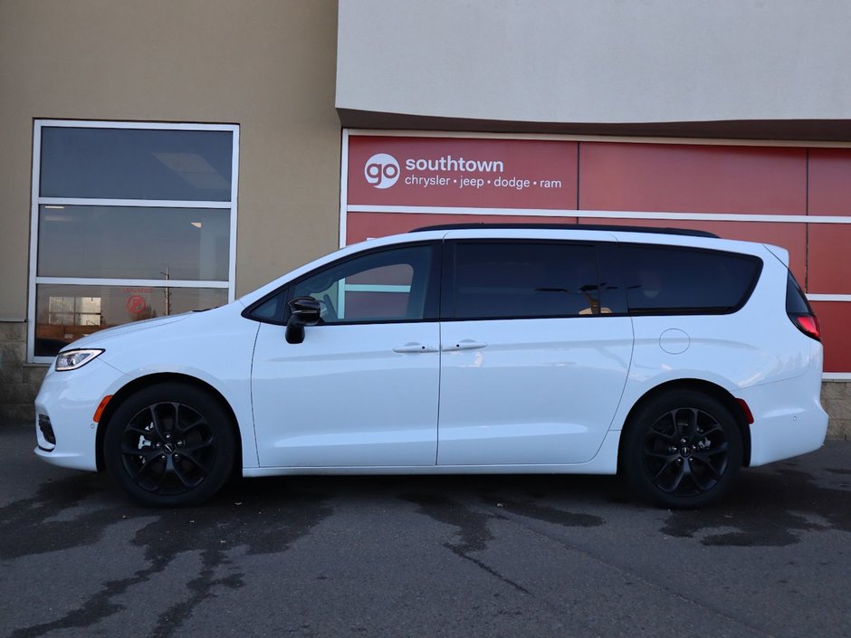 2023 Chrysler Pacifica LIMITED IN BRIGHT WHITE EQUIPPED WITH A 3.6L V6 , 9SPD AUTO , FWD , S APPEARANCE PCKG , THEATRE FAMILY GROUP , SAFETY SPHERE , 3-6