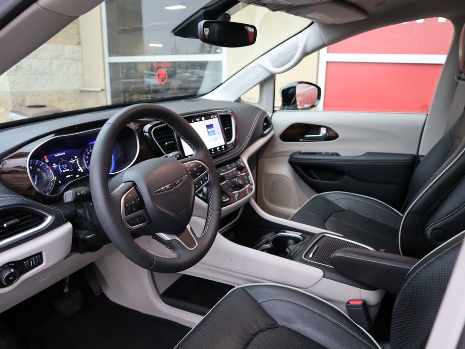 2023 Chrysler Pacifica LIMITED IN CERAMIC GREY EQUIPPED WITH A 3.6L V6 , FWD , 9SPD AUTO , NAPPA LEATHER VENTED/HEATED SEATS + SW , REMOTE START , ADV-14