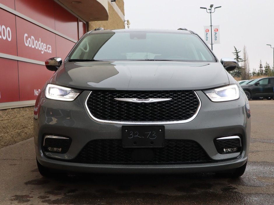2023 Chrysler Pacifica LIMITED IN CERAMIC GREY EQUIPPED WITH A 3.6L V6 , FWD , 9SPD AUTO , NAPPA LEATHER VENTED/HEATED SEATS + SW , REMOTE START , ADV-1