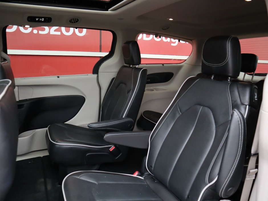 2023 Chrysler Pacifica LIMITED IN CERAMIC GREY EQUIPPED WITH A 3.6L V6 , FWD , 9SPD AUTO , NAPPA LEATHER VENTED/HEATED SEATS + SW , REMOTE START , ADV-19