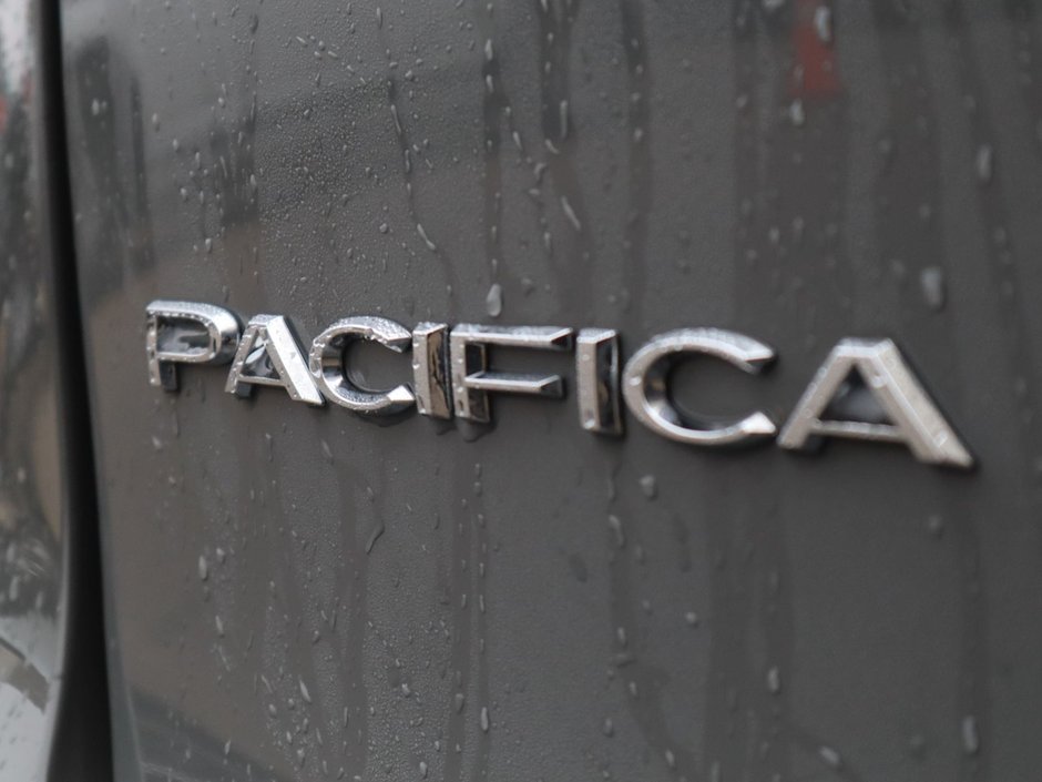 2023 Chrysler Pacifica LIMITED IN CERAMIC GREY EQUIPPED WITH A 3.6L V6 , FWD , 9SPD AUTO , NAPPA LEATHER VENTED/HEATED SEATS + SW , REMOTE START , ADV-12