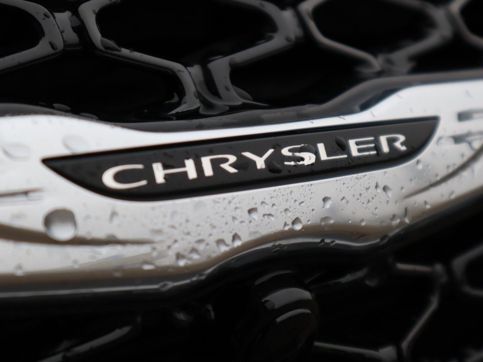 2023 Chrysler Pacifica LIMITED IN CERAMIC GREY EQUIPPED WITH A 3.6L V6 , FWD , 9SPD AUTO , NAPPA LEATHER VENTED/HEATED SEATS + SW , REMOTE START , ADV-2