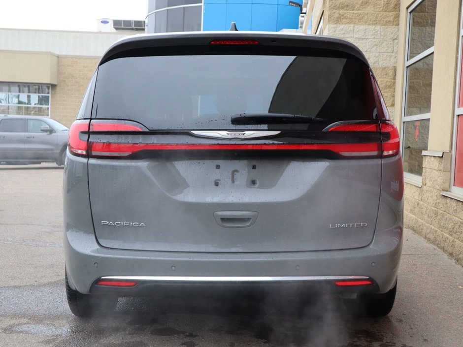 2023 Chrysler Pacifica LIMITED IN CERAMIC GREY EQUIPPED WITH A 3.6L V6 , FWD , 9SPD AUTO , NAPPA LEATHER VENTED/HEATED SEATS + SW , REMOTE START , ADV-8