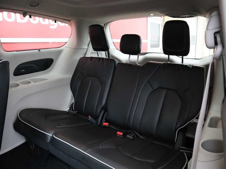 2023 Chrysler Pacifica LIMITED IN CERAMIC GREY EQUIPPED WITH A 3.6L V6 , FWD , 9SPD AUTO , NAPPA LEATHER VENTED/HEATED SEATS + SW , REMOTE START , ADV-20