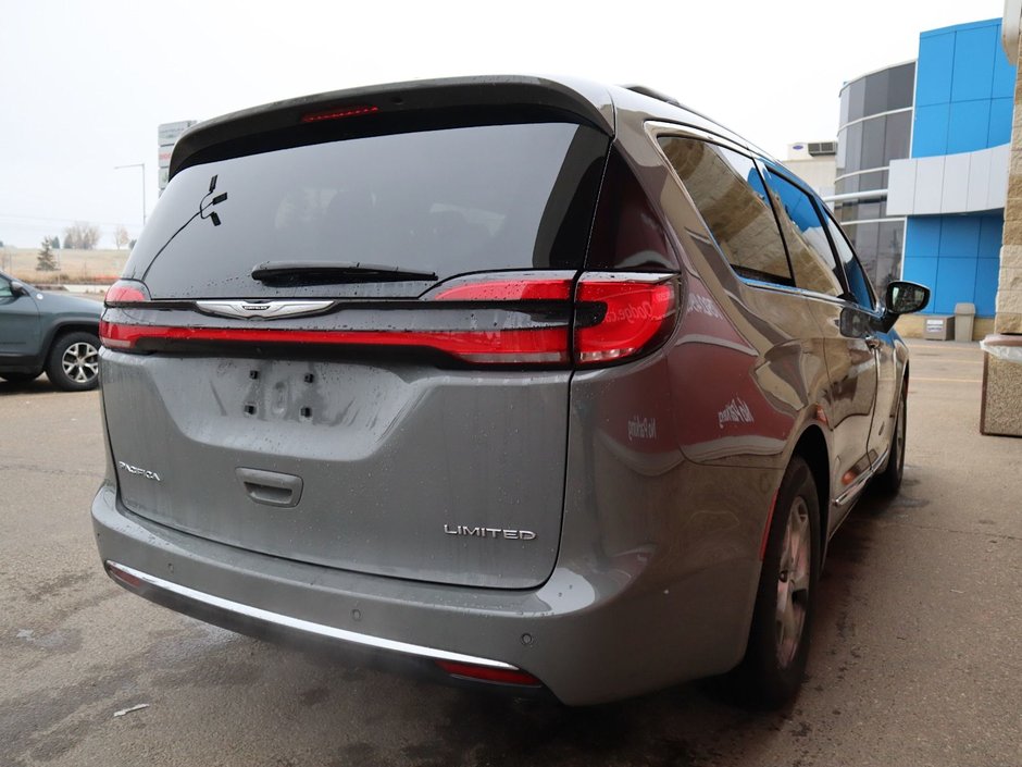 2023 Chrysler Pacifica LIMITED IN CERAMIC GREY EQUIPPED WITH A 3.6L V6 , FWD , 9SPD AUTO , NAPPA LEATHER VENTED/HEATED SEATS + SW , REMOTE START , ADV-9