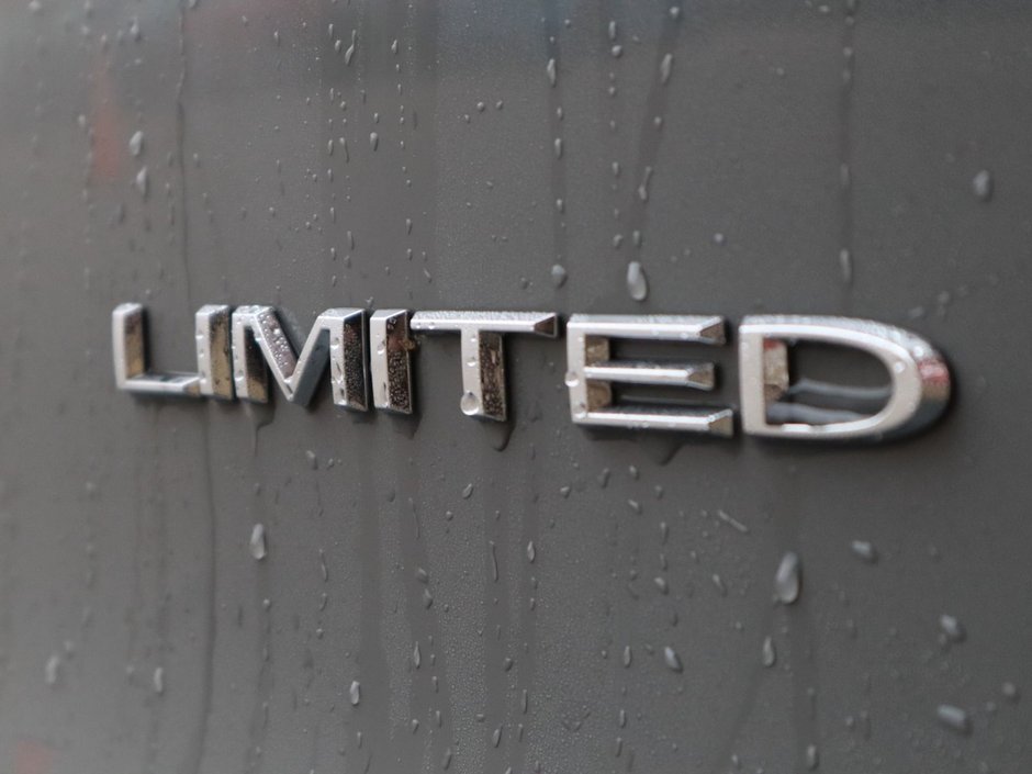 2023 Chrysler Pacifica LIMITED IN CERAMIC GREY EQUIPPED WITH A 3.6L V6 , FWD , 9SPD AUTO , NAPPA LEATHER VENTED/HEATED SEATS + SW , REMOTE START , ADV-13