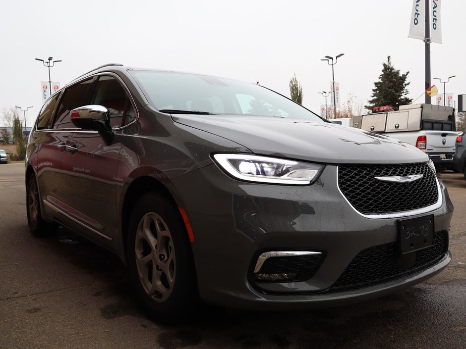2023 Chrysler Pacifica LIMITED IN CERAMIC GREY EQUIPPED WITH A 3.6L V6 , FWD , 9SPD AUTO , NAPPA LEATHER VENTED/HEATED SEATS + SW , REMOTE START , ADV-10