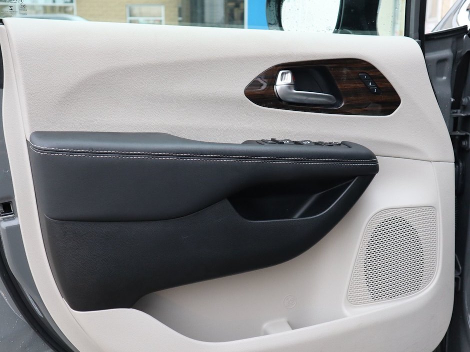 2023 Chrysler Pacifica LIMITED IN CERAMIC GREY EQUIPPED WITH A 3.6L V6 , FWD , 9SPD AUTO , NAPPA LEATHER VENTED/HEATED SEATS + SW , REMOTE START , ADV-15