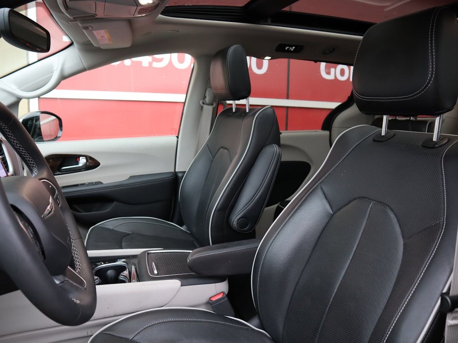 2023 Chrysler Pacifica LIMITED IN CERAMIC GREY EQUIPPED WITH A 3.6L V6 , FWD , 9SPD AUTO , NAPPA LEATHER VENTED/HEATED SEATS + SW , REMOTE START , ADV-17