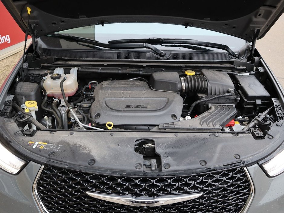 2023 Chrysler Pacifica LIMITED IN CERAMIC GREY EQUIPPED WITH A 3.6L V6 , FWD , 9SPD AUTO , NAPPA LEATHER VENTED/HEATED SEATS + SW , REMOTE START , ADV-28