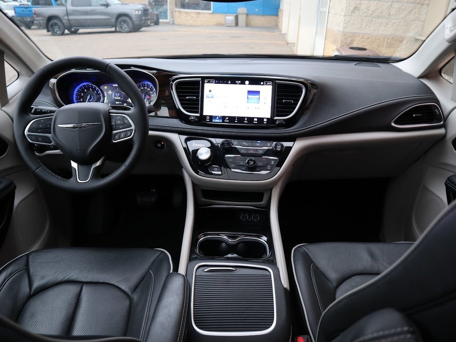 2023 Chrysler Pacifica LIMITED IN CERAMIC GREY EQUIPPED WITH A 3.6L V6 , FWD , 9SPD AUTO , NAPPA LEATHER VENTED/HEATED SEATS + SW , REMOTE START , ADV-23