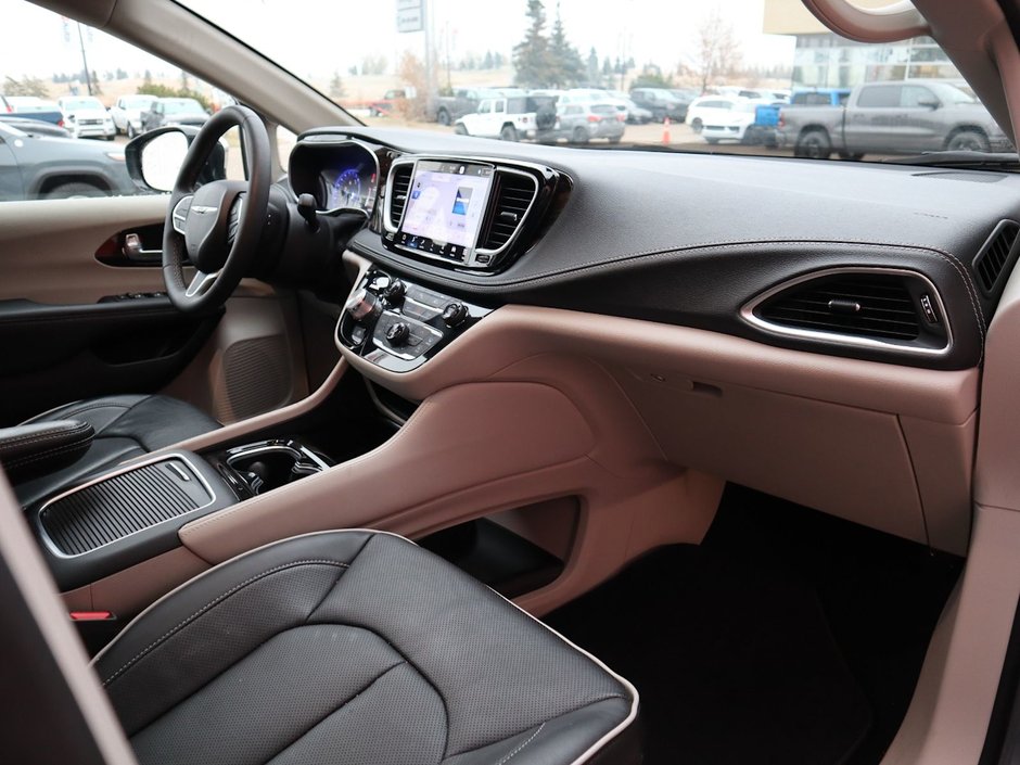 2023 Chrysler Pacifica LIMITED IN CERAMIC GREY EQUIPPED WITH A 3.6L V6 , FWD , 9SPD AUTO , NAPPA LEATHER VENTED/HEATED SEATS + SW , REMOTE START , ADV-22