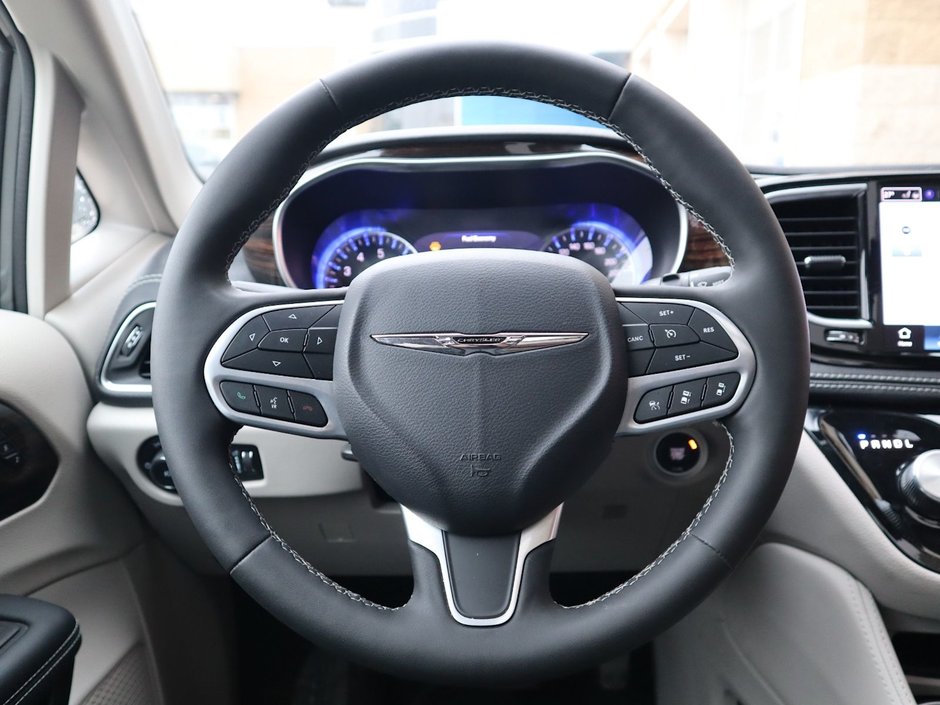 2023 Chrysler Pacifica LIMITED IN CERAMIC GREY EQUIPPED WITH A 3.6L V6 , FWD , 9SPD AUTO , NAPPA LEATHER VENTED/HEATED SEATS + SW , REMOTE START , ADV-25