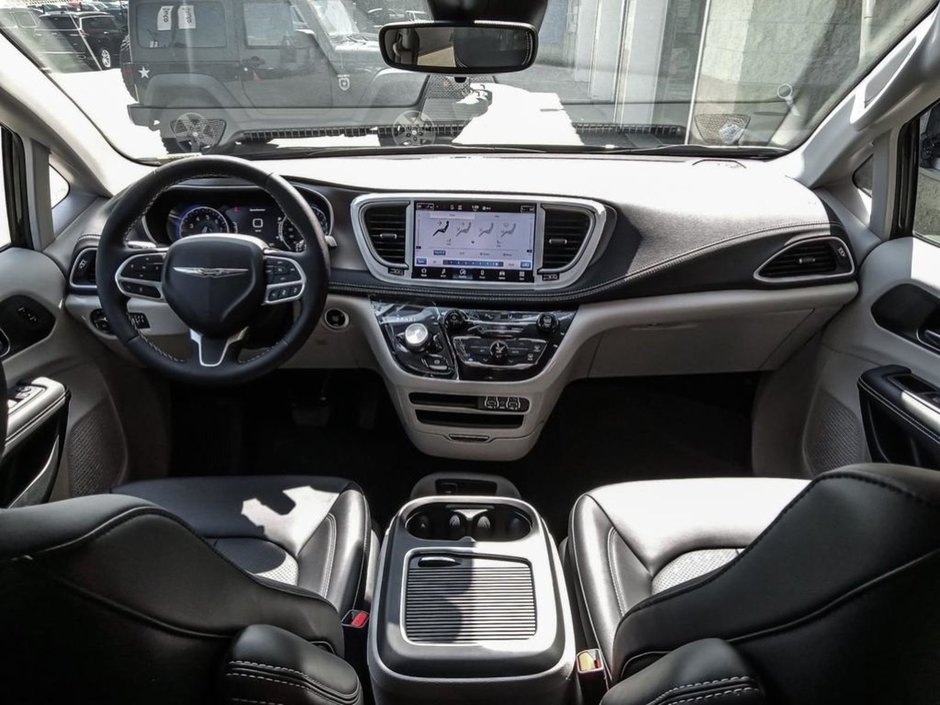 2024 Chrysler Pacifica TOURING L ROAD TRIPPER IN DIAMOND BLACK EQUIPPED WITH A 3.6L V6 , 9SPD AUTO , AWD , PANO SUNROOF , ROAD TRIPPER PCKG , TRAILER T-23