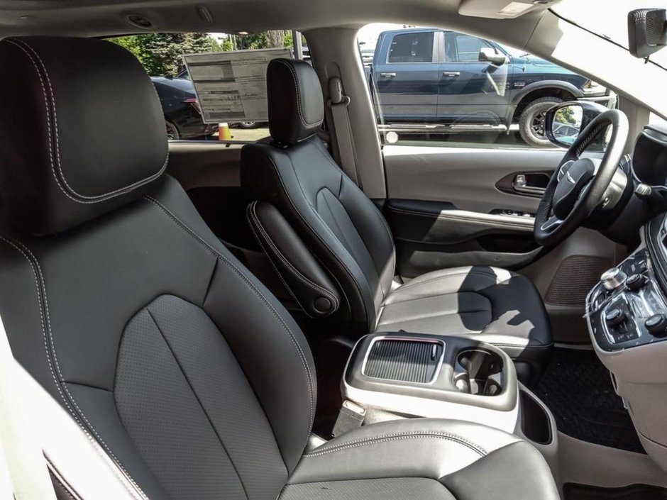 2024 Chrysler Pacifica TOURING L ROAD TRIPPER IN DIAMOND BLACK EQUIPPED WITH A 3.6L V6 , 9SPD AUTO , AWD , PANO SUNROOF , ROAD TRIPPER PCKG , TRAILER T-21