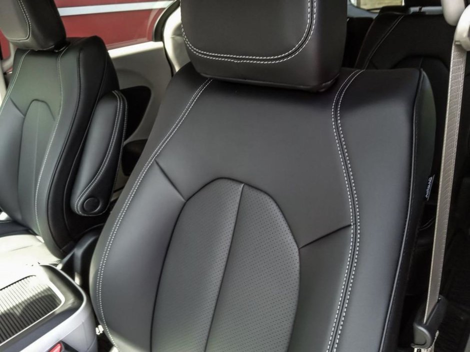 2024 Chrysler Pacifica TOURING L ROAD TRIPPER IN DIAMOND BLACK EQUIPPED WITH A 3.6L V6 , 9SPD AUTO , AWD , PANO SUNROOF , ROAD TRIPPER PCKG , TRAILER T-19