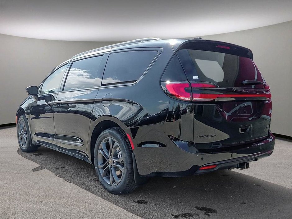 2024 Chrysler Pacifica TOURING L ROAD TRIPPER IN DIAMOND BLACK EQUIPPED WITH A 3.6L V6 , 9SPD AUTO , AWD , PANO SUNROOF , ROAD TRIPPER PCKG , TRAILER T-3