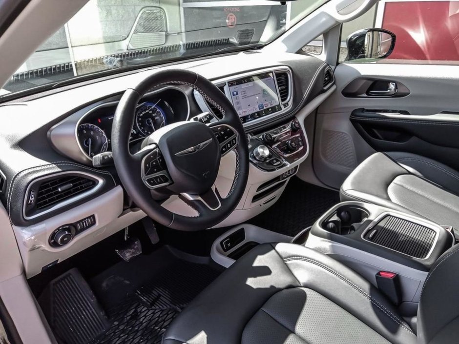 2024 Chrysler Pacifica TOURING L ROAD TRIPPER IN DIAMOND BLACK EQUIPPED WITH A 3.6L V6 , 9SPD AUTO , AWD , PANO SUNROOF , ROAD TRIPPER PCKG , TRAILER T-12