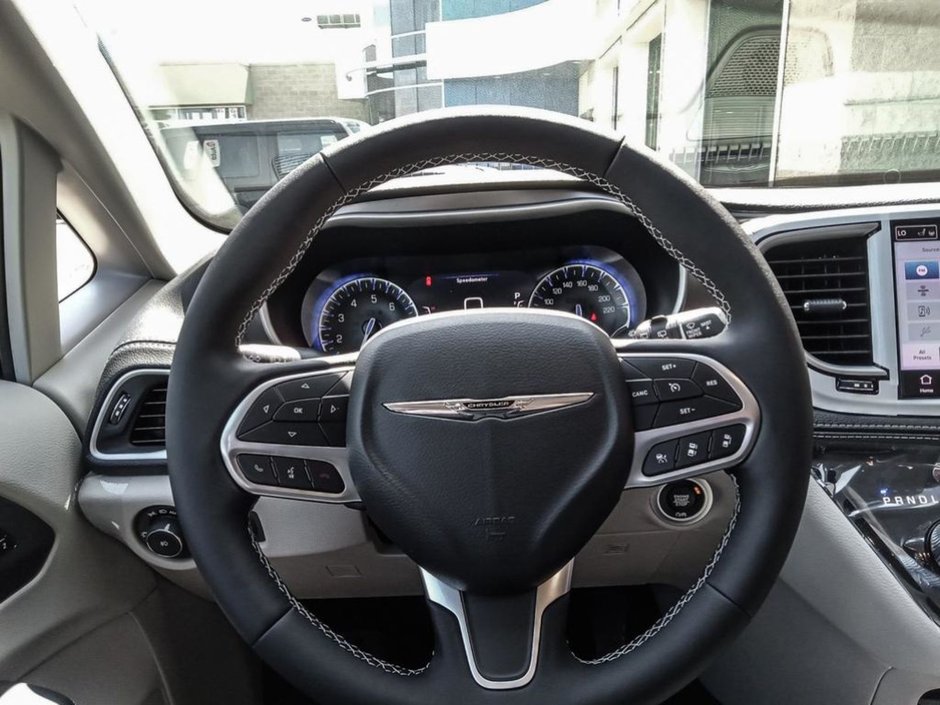 2024 Chrysler Pacifica TOURING L ROAD TRIPPER IN DIAMOND BLACK EQUIPPED WITH A 3.6L V6 , 9SPD AUTO , AWD , PANO SUNROOF , ROAD TRIPPER PCKG , TRAILER T-13