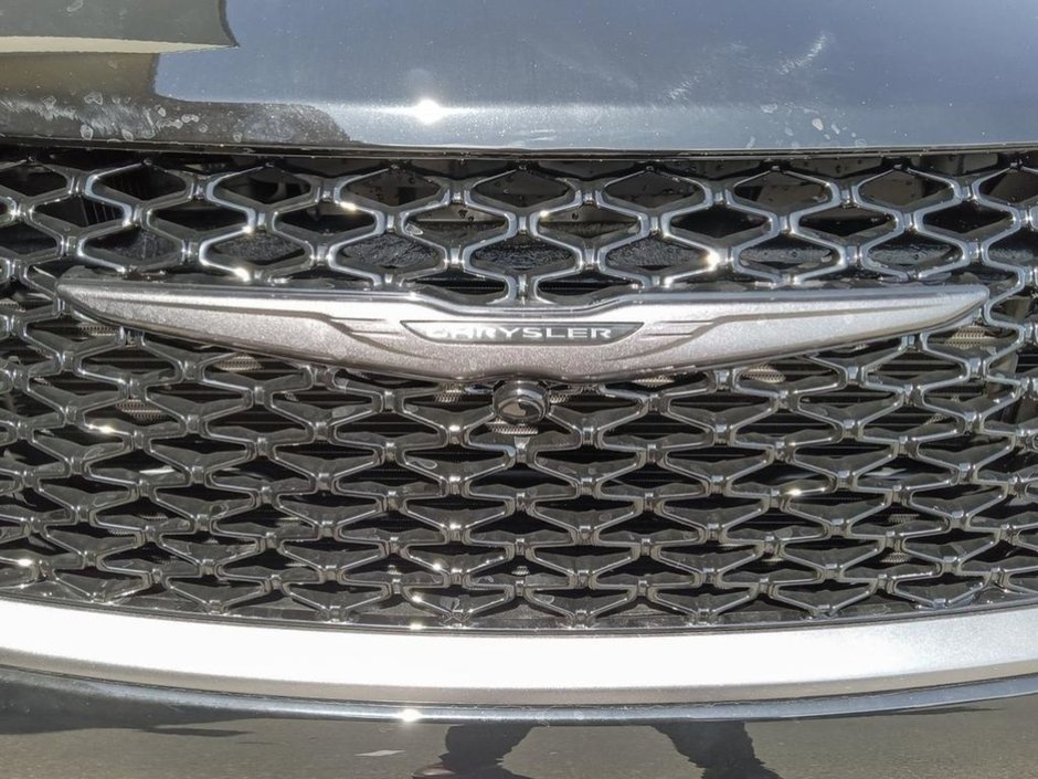 2024 Chrysler Pacifica TOURING L ROAD TRIPPER IN DIAMOND BLACK EQUIPPED WITH A 3.6L V6 , 9SPD AUTO , AWD , PANO SUNROOF , ROAD TRIPPER PCKG , TRAILER T-8