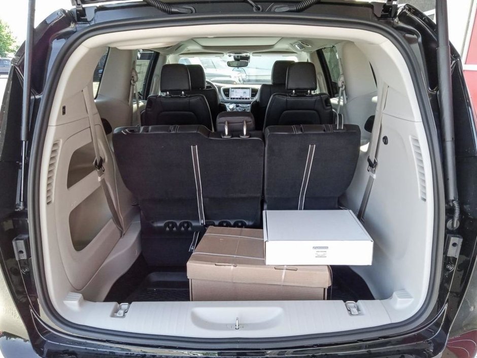 2024 Chrysler Pacifica TOURING L ROAD TRIPPER IN DIAMOND BLACK EQUIPPED WITH A 3.6L V6 , 9SPD AUTO , AWD , PANO SUNROOF , ROAD TRIPPER PCKG , TRAILER T-11