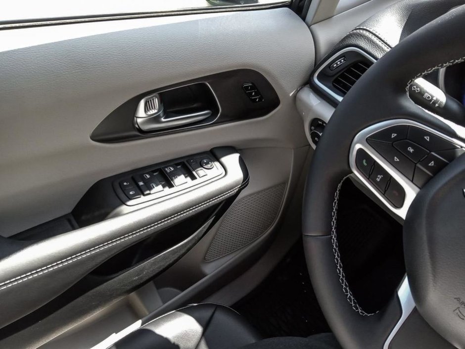 2024 Chrysler Pacifica TOURING L ROAD TRIPPER IN DIAMOND BLACK EQUIPPED WITH A 3.6L V6 , 9SPD AUTO , AWD , PANO SUNROOF , ROAD TRIPPER PCKG , TRAILER T-16