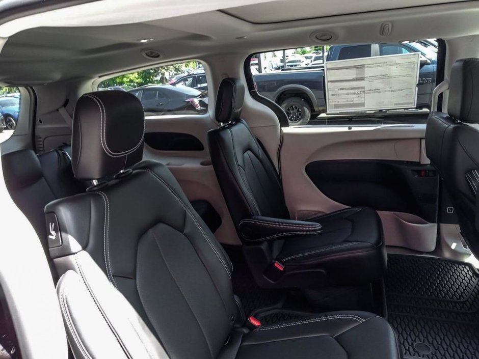 2024 Chrysler Pacifica TOURING L ROAD TRIPPER IN DIAMOND BLACK EQUIPPED WITH A 3.6L V6 , 9SPD AUTO , AWD , PANO SUNROOF , ROAD TRIPPER PCKG , TRAILER T-22