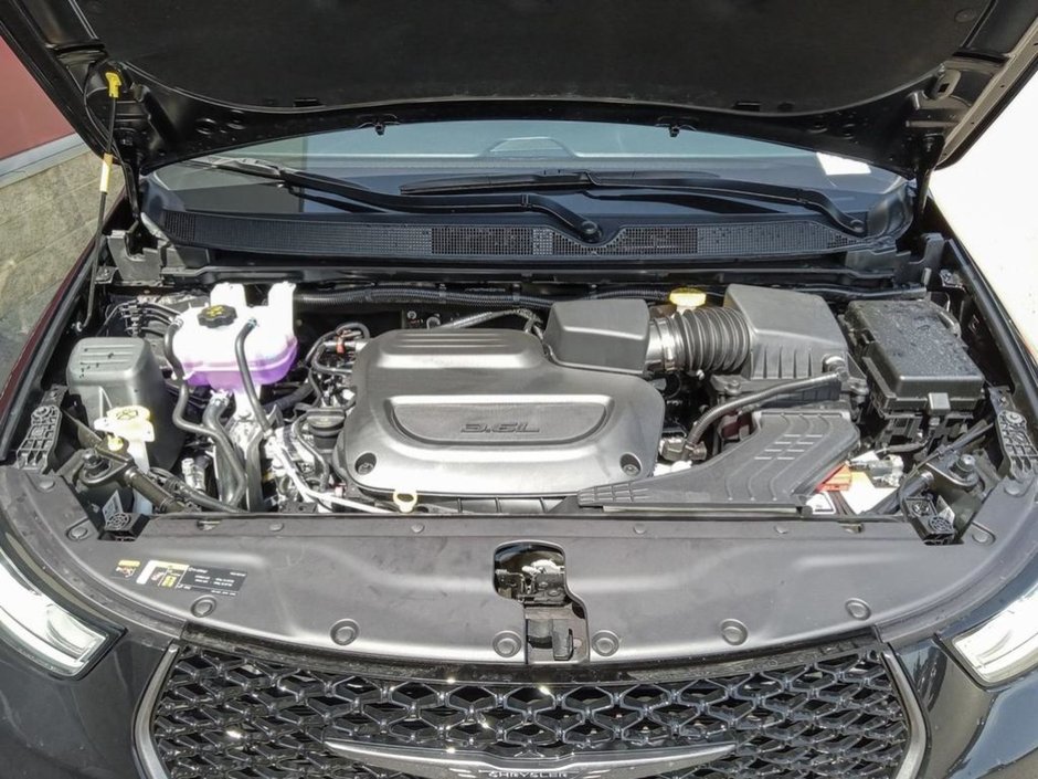 2024 Chrysler Pacifica TOURING L ROAD TRIPPER IN DIAMOND BLACK EQUIPPED WITH A 3.6L V6 , 9SPD AUTO , AWD , PANO SUNROOF , ROAD TRIPPER PCKG , TRAILER T-9