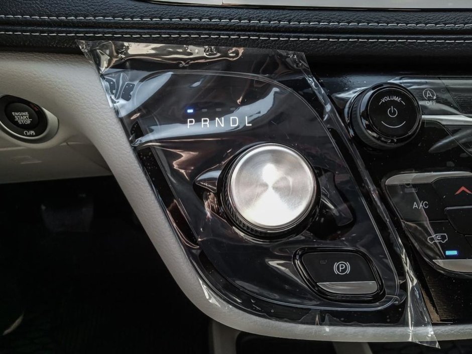 2024 Chrysler Pacifica TOURING L ROAD TRIPPER IN DIAMOND BLACK EQUIPPED WITH A 3.6L V6 , 9SPD AUTO , AWD , PANO SUNROOF , ROAD TRIPPER PCKG , TRAILER T-17