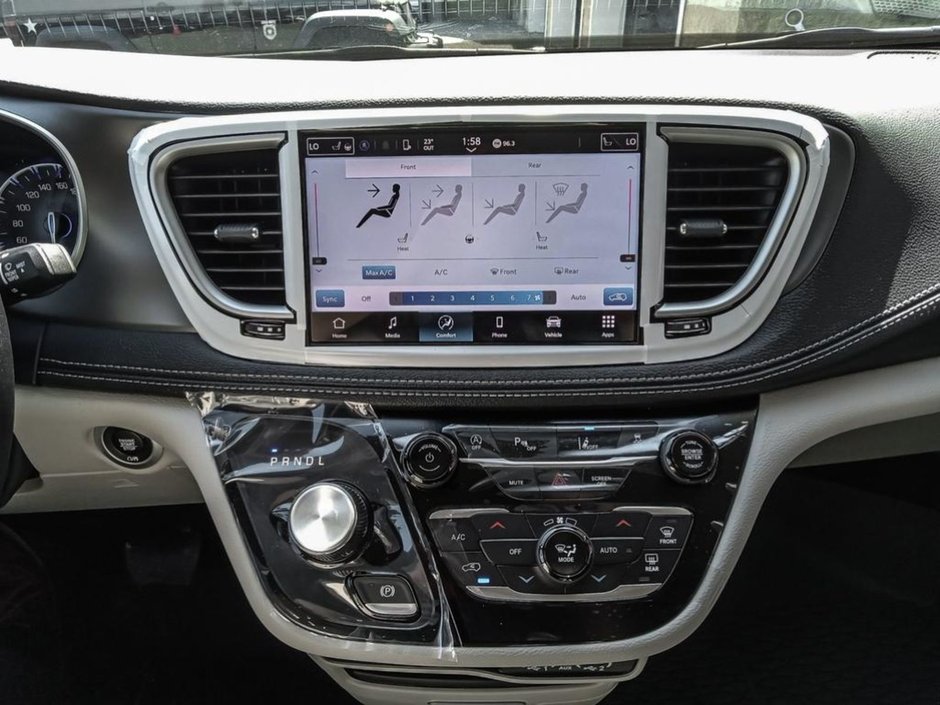 2024 Chrysler Pacifica TOURING L ROAD TRIPPER IN DIAMOND BLACK EQUIPPED WITH A 3.6L V6 , 9SPD AUTO , AWD , PANO SUNROOF , ROAD TRIPPER PCKG , TRAILER T-18