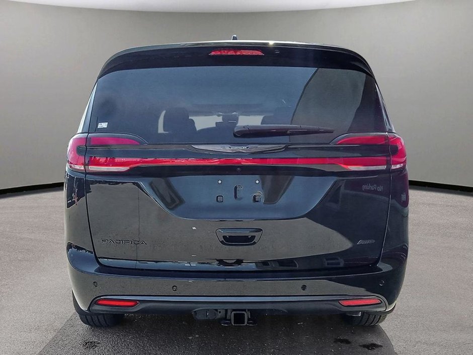 2024 Chrysler Pacifica TOURING L ROAD TRIPPER IN DIAMOND BLACK EQUIPPED WITH A 3.6L V6 , 9SPD AUTO , AWD , PANO SUNROOF , ROAD TRIPPER PCKG , TRAILER T-4