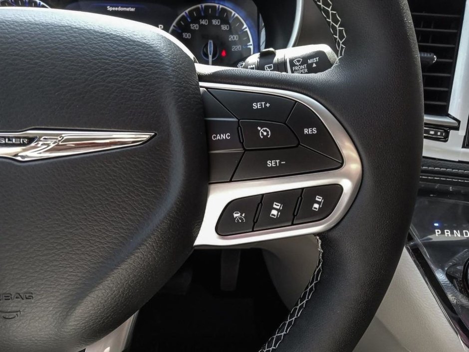 2024 Chrysler Pacifica TOURING L ROAD TRIPPER IN DIAMOND BLACK EQUIPPED WITH A 3.6L V6 , 9SPD AUTO , AWD , PANO SUNROOF , ROAD TRIPPER PCKG , TRAILER T-15