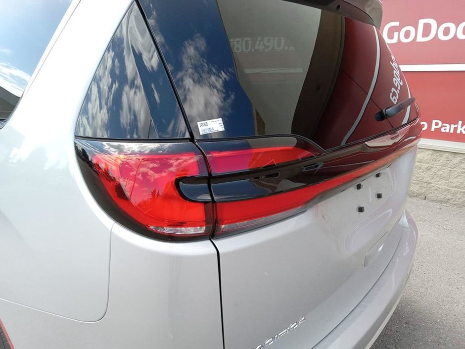 2024 Chrysler Pacifica TOURING IN SILVER MIST EQUIPPED WITH A 3.6L V6 , FWD , 9SPD AUTO , HEATED SEATS + SW , REMOTE START , BSM/RCPD , ADV CRUISE W/LK-10