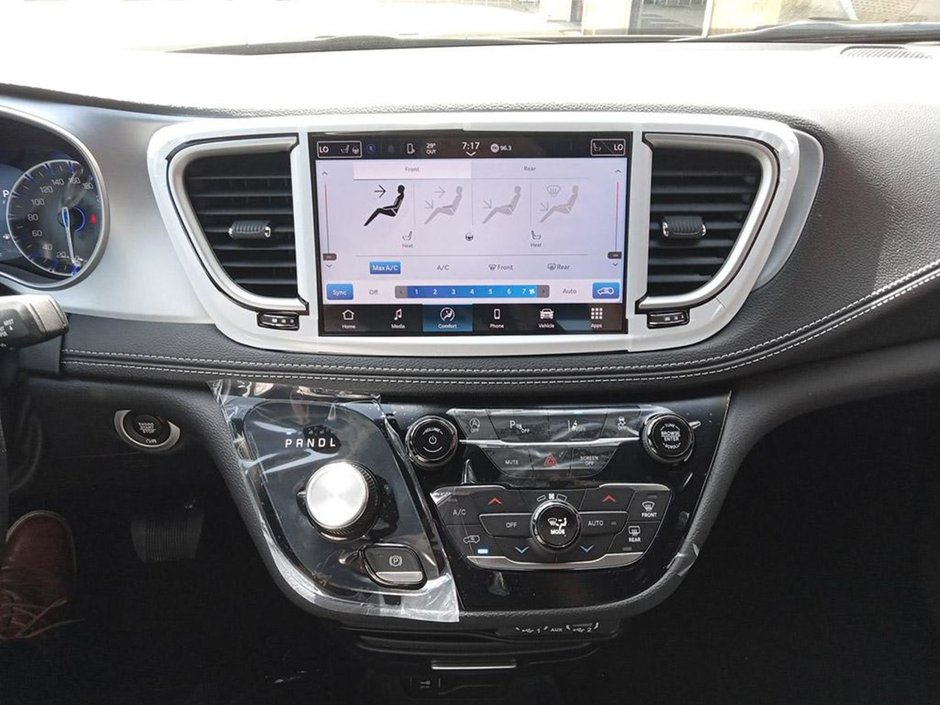 2024 Chrysler Pacifica TOURING IN SILVER MIST EQUIPPED WITH A 3.6L V6 , FWD , 9SPD AUTO , HEATED SEATS + SW , REMOTE START , BSM/RCPD , ADV CRUISE W/LK-18