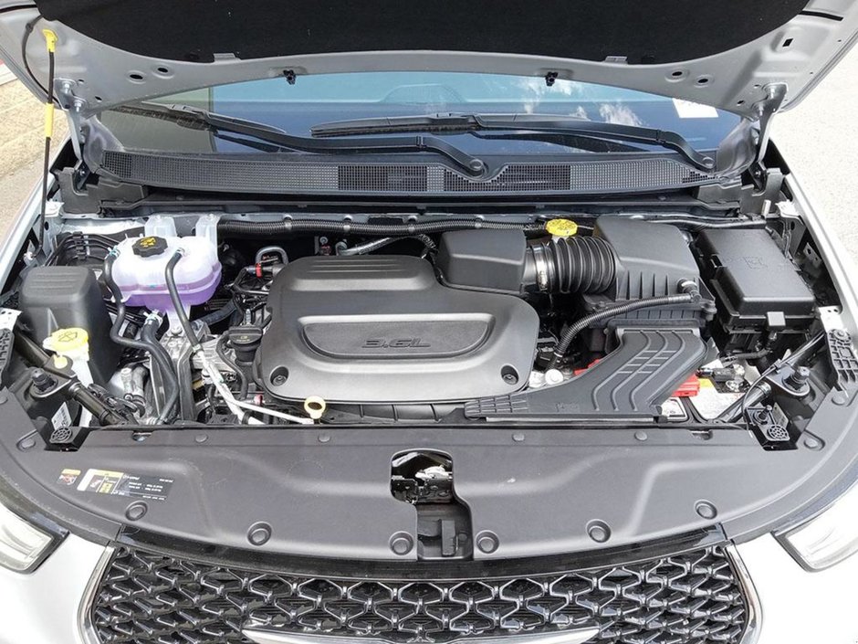 2024 Chrysler Pacifica TOURING IN SILVER MIST EQUIPPED WITH A 3.6L V6 , FWD , 9SPD AUTO , HEATED SEATS + SW , REMOTE START , BSM/RCPD , ADV CRUISE W/LK-9