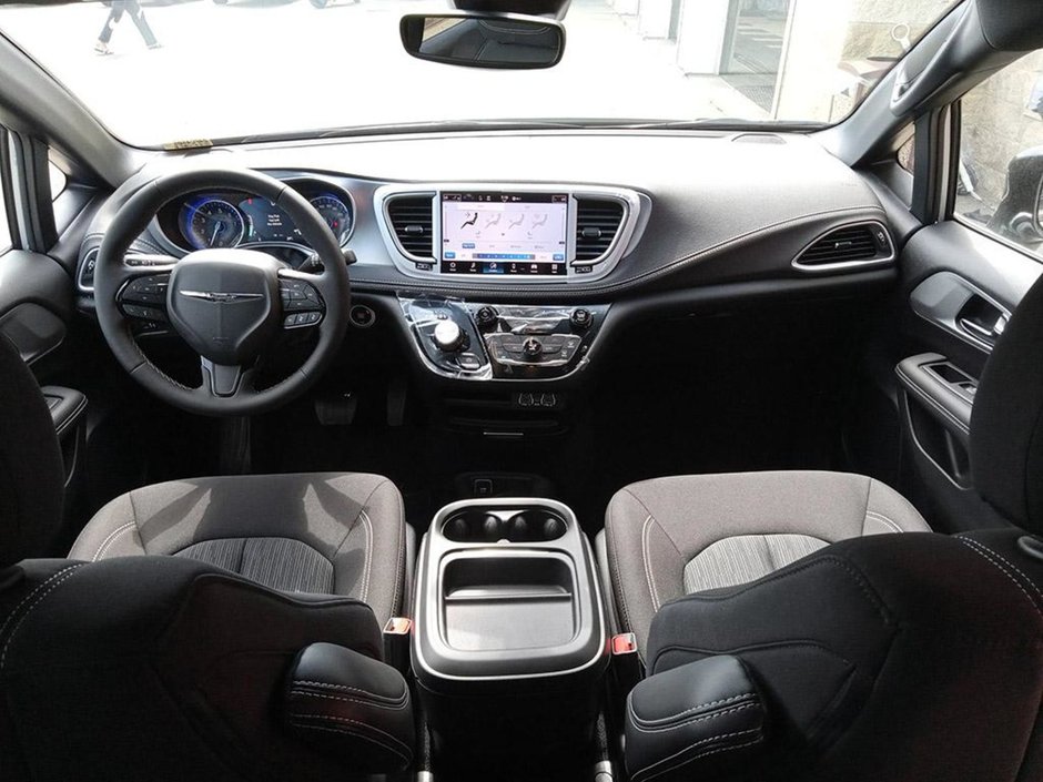 2024 Chrysler Pacifica TOURING IN SILVER MIST EQUIPPED WITH A 3.6L V6 , FWD , 9SPD AUTO , HEATED SEATS + SW , REMOTE START , BSM/RCPD , ADV CRUISE W/LK-23