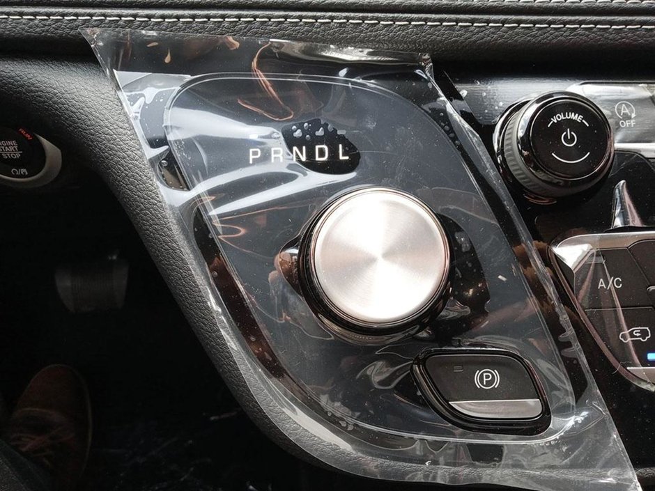 2024 Chrysler Pacifica TOURING IN SILVER MIST EQUIPPED WITH A 3.6L V6 , FWD , 9SPD AUTO , HEATED SEATS + SW , REMOTE START , BSM/RCPD , ADV CRUISE W/LK-17