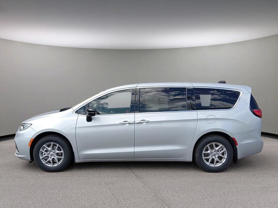 2024 Chrysler Pacifica TOURING IN SILVER MIST EQUIPPED WITH A 3.6L V6 , FWD , 9SPD AUTO , HEATED SEATS + SW , REMOTE START , BSM/RCPD , ADV CRUISE W/LK-2