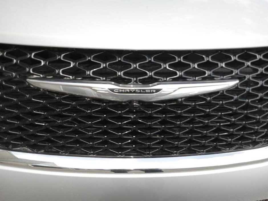 2024 Chrysler Pacifica TOURING IN SILVER MIST EQUIPPED WITH A 3.6L V6 , FWD , 9SPD AUTO , HEATED SEATS + SW , REMOTE START , BSM/RCPD , ADV CRUISE W/LK-8