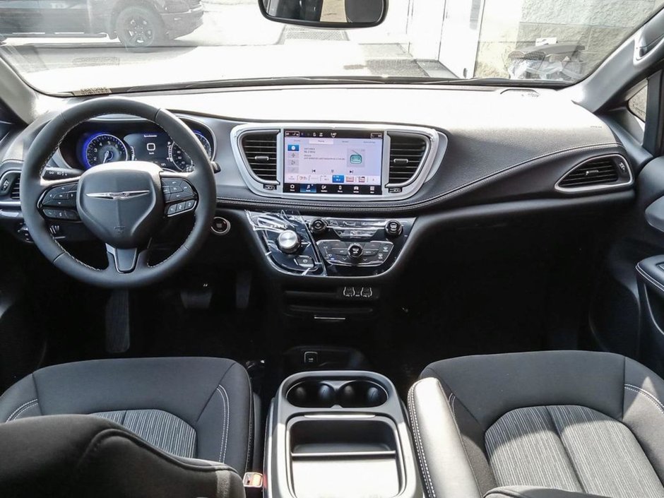 2024 Chrysler Pacifica TOURING IN DIAMOND BLACK EQUIPPED WITH A 3.6L V6 , FWD , 9SPD AUTO , PWR LIFTGATE , DUAL PWR SLIDING DOORS , TRI ZONE AC , BACKU-23