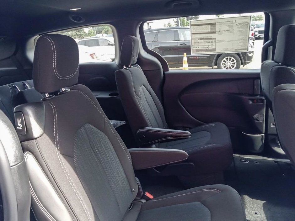 2024 Chrysler Pacifica TOURING IN DIAMOND BLACK EQUIPPED WITH A 3.6L V6 , FWD , 9SPD AUTO , PWR LIFTGATE , DUAL PWR SLIDING DOORS , TRI ZONE AC , BACKU-22