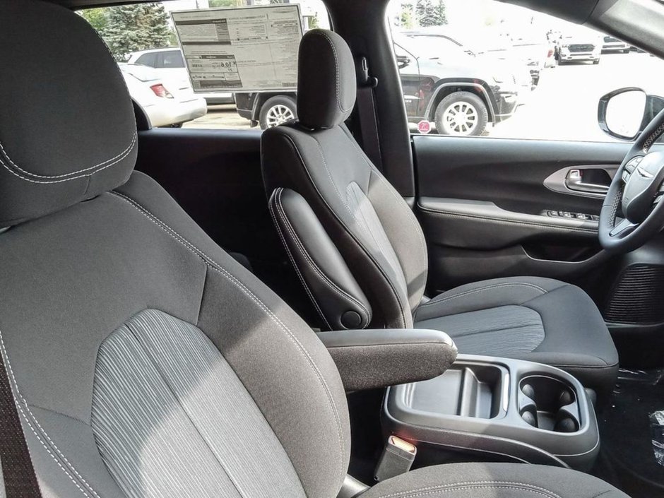 2024 Chrysler Pacifica TOURING IN DIAMOND BLACK EQUIPPED WITH A 3.6L V6 , FWD , 9SPD AUTO , PWR LIFTGATE , DUAL PWR SLIDING DOORS , TRI ZONE AC , BACKU-21