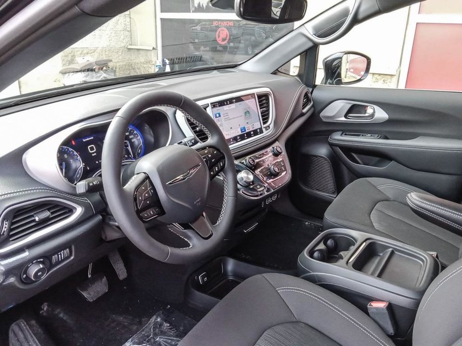 2024 Chrysler Pacifica TOURING IN DIAMOND BLACK EQUIPPED WITH A 3.6L V6 , FWD , 9SPD AUTO , PWR LIFTGATE , DUAL PWR SLIDING DOORS , TRI ZONE AC , BACKU-12