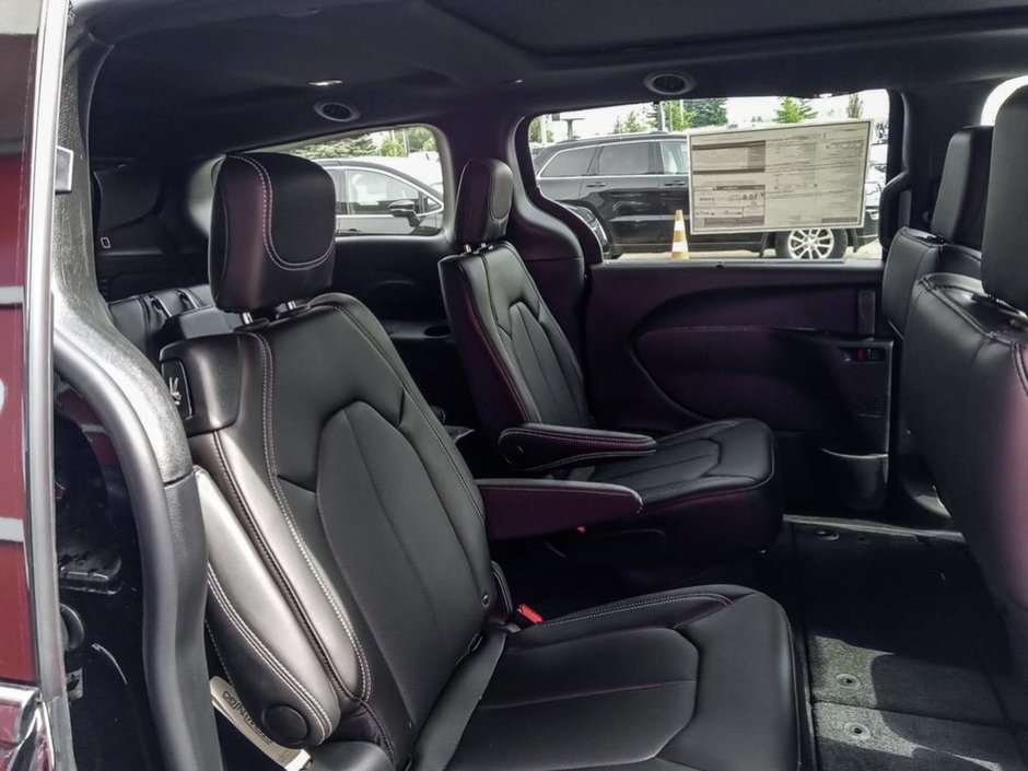 2024 Chrysler Pacifica TOURING L IN DIAMOND BLACK EQUIPPED WITH A 3.6L V6 , 9SPD AUTO , FWD , SUNROOF , 20INCH RIMS , S APPEARANCE PCKG , LEATHERETTE H-22