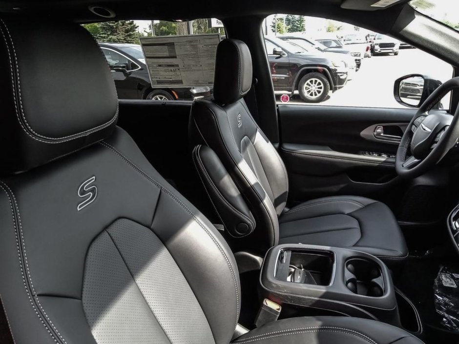 2024 Chrysler Pacifica TOURING L IN DIAMOND BLACK EQUIPPED WITH A 3.6L V6 , 9SPD AUTO , FWD , SUNROOF , 20INCH RIMS , S APPEARANCE PCKG , LEATHERETTE H-21