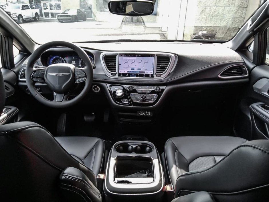 2024 Chrysler Pacifica TOURING L IN DIAMOND BLACK EQUIPPED WITH A 3.6L V6 , 9SPD AUTO , FWD , SUNROOF , 20INCH RIMS , S APPEARANCE PCKG , LEATHERETTE H-23