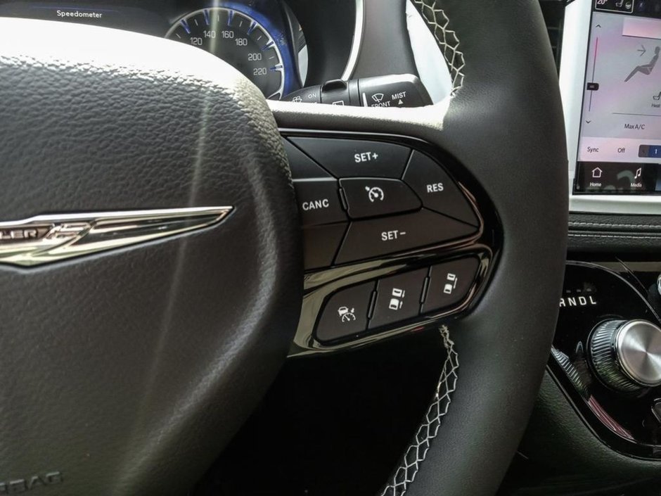 2024 Chrysler Pacifica TOURING L IN DIAMOND BLACK EQUIPPED WITH A 3.6L V6 , 9SPD AUTO , FWD , SUNROOF , 20INCH RIMS , S APPEARANCE PCKG , LEATHERETTE H-15