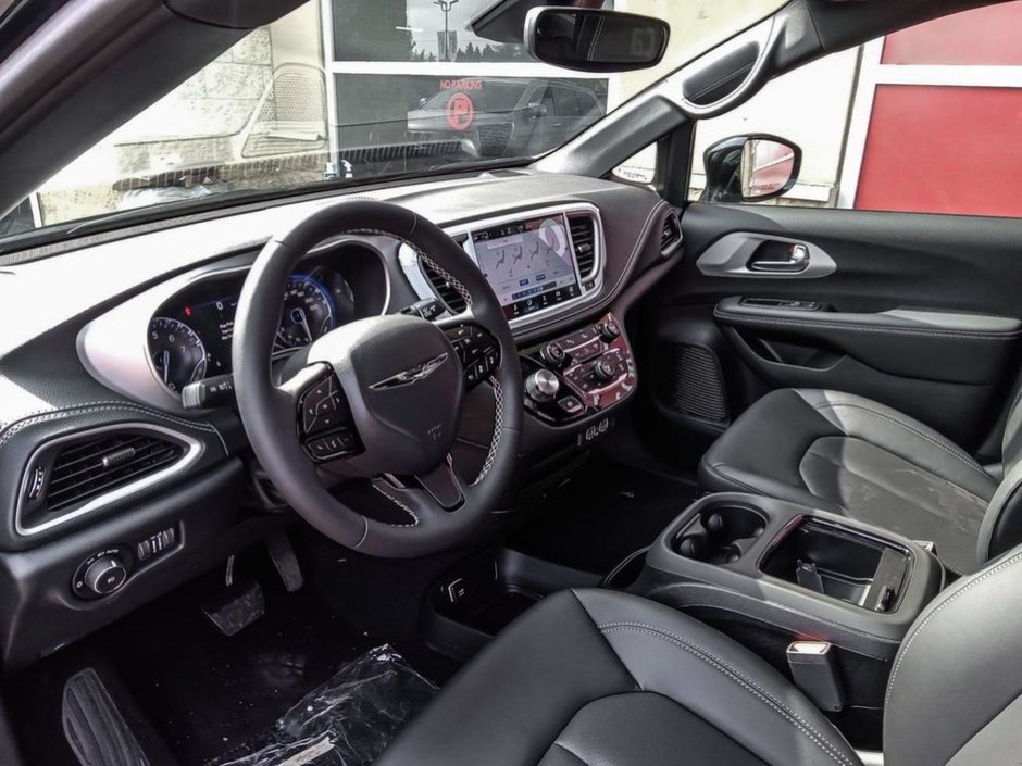 2024 Chrysler Pacifica TOURING L IN DIAMOND BLACK EQUIPPED WITH A 3.6L V6 , 9SPD AUTO , FWD , SUNROOF , 20INCH RIMS , S APPEARANCE PCKG , LEATHERETTE H-12